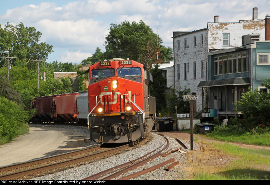 CN L558 gets underway following a snack stop